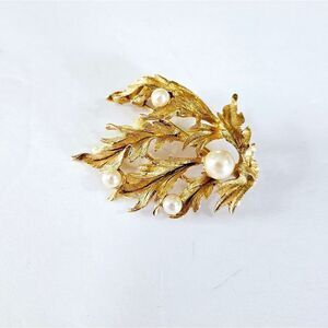 Vintage Richelieu Signed Seagrass Matte Textured Gold Tone Faux Pearl Brooch Pin